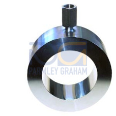 The inline seal is completely integrated in the process line. It is particularly suitable for flowing and highly viscous media. The inline remote seal consists of a cylindrical jacket into which a thin-walled pipe is welded.